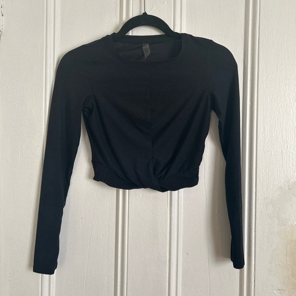 Featherweight Center Stage Cropped Long Sleeve Pullover in Darkest Night - Picture 2 of 5
